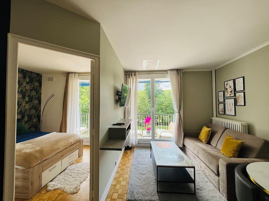Proche Chateau De Versailles Avec Balcon Vu Sur Une Foret Et Parking Gratuit Pour 5 Personnes Maximum المظهر الخارجي الصورة